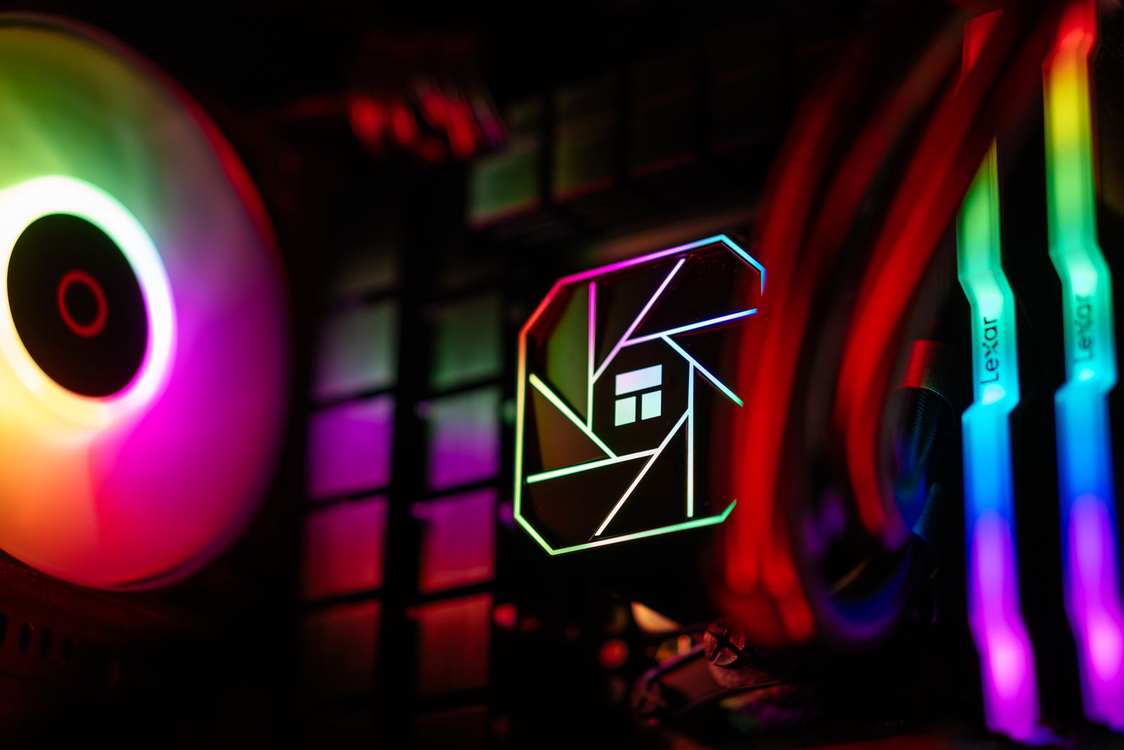 Gaming pc hardware with illuminated cooling and memory components